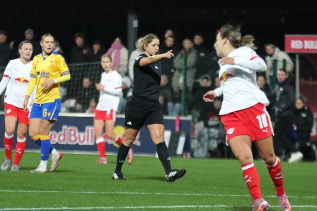 Google Pixel Frauen-Bundesliga, RB Leipzig - FC Carl Zeiss Jena; 06.11.2025 Schiedsrichterin Karoline Wacker pfeift und zeigt auf den Elfmeter-Punkt. Strafstoß für RB Leipzig. Fußball, Google Pixel Frauen-Bundesliga, Saison 2025 2026, 9. Spieltag: RB Leipzig vs. FC Carl Zeiss Jena am 06.11.2025, Trainingszentrum Cottaweg, Leipzig. DFB REGULATIONS PROHIBIT ANY USE OF PHOTOGRAPHS AS IMAGE SEQUENCES AND OR QUASI-VIDEO. Copyright: xBEAUTIFULxSPORTS JanxKaeferx