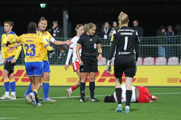 Google Pixel Frauen-Bundesliga, RB Leipzig - FC Carl Zeiss Jena; 06.11.2025 Schiedsrichterin Karoline Wacker bei der elfmeter-reif gefoulten Delice Boboy (17, RB Leipzig). Fußball, Google Pixel Frauen-Bundesliga, Saison 2025 2026, 9. Spieltag: RB Leipzig vs. FC Carl Zeiss Jena am 06.11.2025, Trainingszentrum Cottaweg, Leipzig. DFB REGULATIONS PROHIBIT ANY USE OF PHOTOGRAPHS AS IMAGE SEQUENCES AND OR QUASI-VIDEO. Copyright: xBEAUTIFULxSPORTS JanxKaeferx