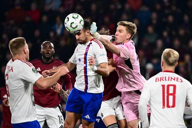 Oliwier Zych of Rakow, 3rd right, in action during the Football Conference League 3rd round match Sparta Praha vs Rakow Czestochowa, Prague, Czech Republic, November 6, 2025. (CTKxPhoto OndrejxDeml) CTKPhotoP2025110608822  CTKPhotoP2025110608822