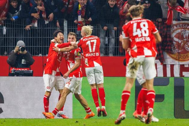 UECL: 1. FSV Mainz 05 - AC Florenz Wenige Sekunden jubelt Mainz +ber den 2:1 Treffer durch Jae-sung Lee (1. FSV Mainz 05, 7); Tor; Torjubel; Freude im Spiel der UEFA Conference League zwischen 1. FSV Mainz 05 und AC Florenz am 3. Spieltag in der MEWA Arena Mainz am 06.11.2025 Copyright: xBEAUTIFULxSPORTS Hahnex