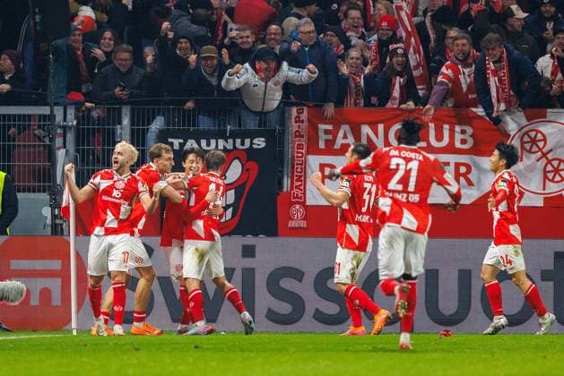 UECL: 1. FSV Mainz 05 - AC Florenz Wenige Sekunden jubelt Mainz +ber den 2:1 Treffer durch Jae-sung Lee (1. FSV Mainz 05, 7); Tor; Torjubel; Freude im Spiel der UEFA Conference League zwischen 1. FSV Mainz 05 und AC Florenz am 3. Spieltag in der MEWA Arena Mainz am 06.11.2025 Copyright: xBEAUTIFULxSPORTS Hahnex