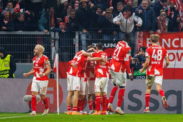 UECL: 1. FSV Mainz 05 - AC Florenz Wenige Sekunden jubelt Mainz +ber den 2:1 Treffer durch Jae-sung Lee (1. FSV Mainz 05, 7); Tor; Torjubel; Freude im Spiel der UEFA Conference League zwischen 1. FSV Mainz 05 und AC Florenz am 3. Spieltag in der MEWA Arena Mainz am 06.11.2025 Copyright: xBEAUTIFULxSPORTS Hahnex