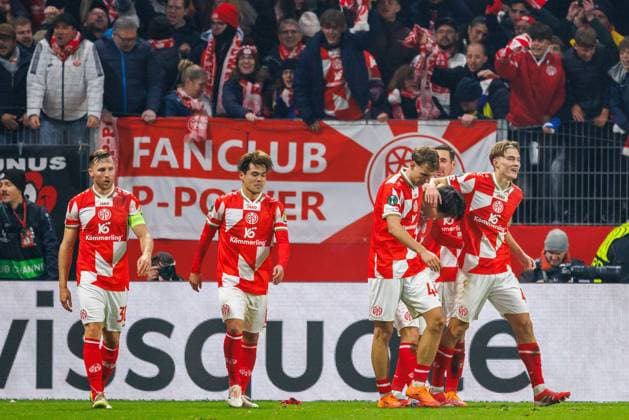 UECL: 1. FSV Mainz 05 - AC Florenz Wenige Sekunden jubelt Mainz +ber den 2:1 Treffer durch Jae-sung Lee (1. FSV Mainz 05, 7); Tor; Torjubel; Freude im Spiel der UEFA Conference League zwischen 1. FSV Mainz 05 und AC Florenz am 3. Spieltag in der MEWA Arena Mainz am 06.11.2025 Copyright: xBEAUTIFULxSPORTS Hahnex