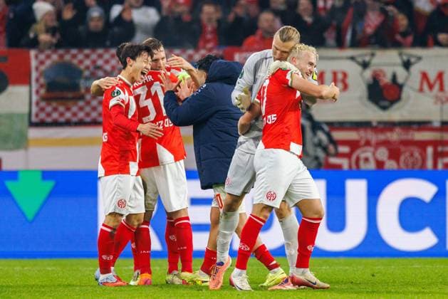 UECL: 1. FSV Mainz 05 - AC Florenz Nach Abpfiff fallen sich die Mainzer glücklich in die Arme; hier unter anderem die beiden Torschützen Jae-sung Lee (1. FSV Mainz 05, 7) und Benedict Hollerbach (1. FSV Mainz 05, 17) im Spiel der UEFA Conference League zwischen 1. FSV Mainz 05 und AC Florenz am 3. Spieltag in der MEWA Arena Mainz am 06.11.2025 Copyright: xBEAUTIFULxSPORTS Hahnex