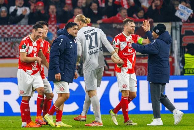 UECL: 1. FSV Mainz 05 - AC Florenz Nach Abpfiff fallen sich die Mainzer glücklich in die Arme; im Spiel der UEFA Conference League zwischen 1. FSV Mainz 05 und AC Florenz am 3. Spieltag in der MEWA Arena Mainz am 06.11.2025 Copyright: xBEAUTIFULxSPORTS Hahnex