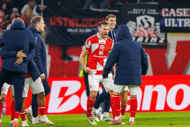 UECL: 1. FSV Mainz 05 - AC Florenz Nach Abpfiff fallen sich die Mainzer glücklich in die Arme; Silvan Widmer (1. FSV Mainz 05, 30); im Spiel der UEFA Conference League zwischen 1. FSV Mainz 05 und AC Florenz am 3. Spieltag in der MEWA Arena Mainz am 06.11.2025 Copyright: xBEAUTIFULxSPORTS Hahnex