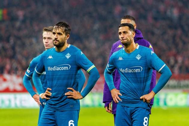 UECL: 1. FSV Mainz 05 - AC Florenz Die Spieler des AC Florenz stehen nach der Niederlage niedergerschlagen vor den mitgereisten Fans; hier unter anderem Luca Ranieri (AC Florenz, Fiorentina, 6) ; Rolando Mandragora (AC Florenz, Fiorentina, 8) im Spiel der UEFA Conference League zwischen 1. FSV Mainz 05 und AC Florenz am 3. Spieltag in der MEWA Arena Mainz am 06.11.2025 Copyright: xBEAUTIFULxSPORTS Hahnex