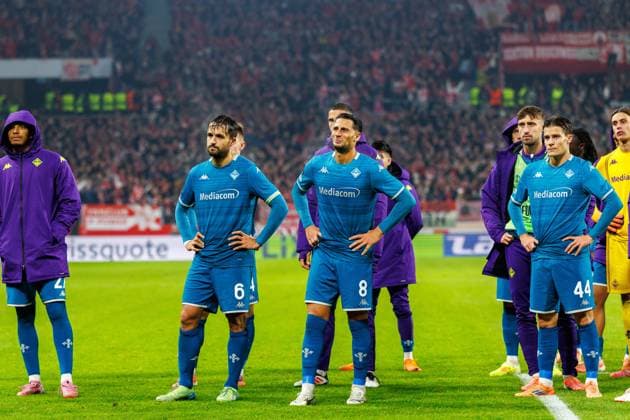 UECL: 1. FSV Mainz 05 - AC Florenz Die Spieler des AC Florenz stehen nach der Niederlage niedergerschlagen vor den mitgereisten Fans; hier unter anderem Luca Ranieri (AC Florenz, Fiorentina, 6) ; Rolando Mandragora (AC Florenz, Fiorentina, 8) ; Nicolo Fagioli (AC Florenz, Fiorentina, 44) im Spiel der UEFA Conference League zwischen 1. FSV Mainz 05 und AC Florenz am 3. Spieltag in der MEWA Arena Mainz am 06.11.2025 Copyright: xBEAUTIFULxSPORTS Hahnex