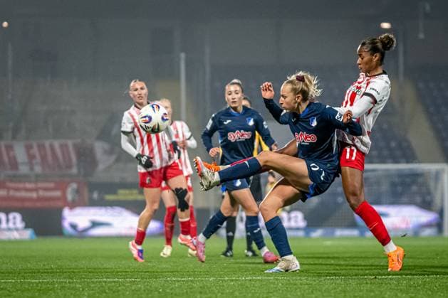 GPFBL: TSG Hoffenheim - SC Freiburg; 06.11.2025 Janna Grimm (26; TSG Hoffenheim Frauen) und Vanessa Diehm (6; TSG Hoffenheim Frauen) kämpfen um den Ball gegen eine Gegnerin von SC Freiburg Frauen GPFBL: TSG Hoffenheim gegen SC Freiburg am 06.11.2025 im Dietmar-Hopp Stadion in Hoffenheim. Copyright: xBEAUTIFULxSPORTS Gelhardtx