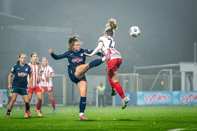 GPFBL: TSG Hoffenheim - SC Freiburg; 06.11.2025 Valesca Ampoorter (18; TSG Hoffenheim Frauen) im Zweikampf mit Nia Szenk (19; SC Freiburg Frauen), während Marie Steiner (19; TSG Hoffenheim Frauen) aufmerksam folgt GPFBL: TSG Hoffenheim gegen SC Freiburg am 06.11.2025 im Dietmar-Hopp Stadion in Hoffenheim. Copyright: xBEAUTIFULxSPORTS Gelhardtx