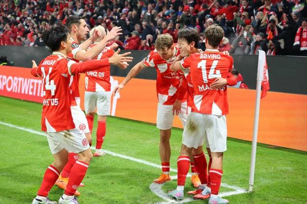 Mainz, Deutschland 06. November 2025: Conference League - 2025 2026 - FSV Mainz 05 vs. AC Florenz Im Bild: Jae-sung Lee (Mainz)(2.v.re.) freut sich über sein Tor zum 2:1. Mewa Arena Rheinland - Pfalz Copyright: xFotostandx xRacochax