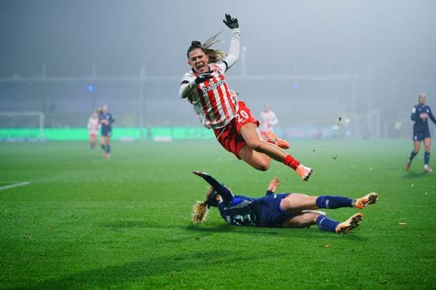 RECORD DATE NOT STATED Leela Egli (20; SC Freiburg Frauen) wird im Zweikampf gefoult, während die Spielerin von TSG Hoffenheim Frauen am Boden liegt GPFBL: TSG Hoffenheim gegen SC Freiburg am 06.11.2025 im Dietmar-Hopp Stadion in Hoffenheim. Foul an Leela Egli (20; SC Freiburg Frauen)