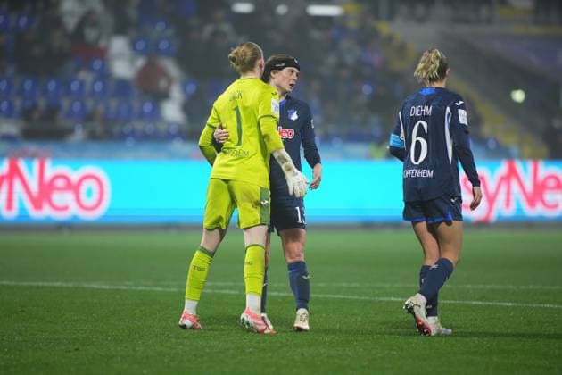 RECORD DATE NOT STATED Laura Dick (1; TSG Hoffenheim Frauen) und Wielle Douma (13; TSG Hoffenheim Frauen) im Austausch, Vanessa Diehm (6; TSG Hoffenheim Frauen) läuft daneben GPFBL: TSG Hoffenheim gegen SC Freiburg am 06.11.2025 im Dietmar-Hopp Stadion in Hoffenheim. Spieler in Interaktion