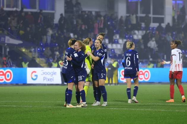 RECORD DATE NOT STATED Franziska Harsch (17; TSG Hoffenheim Frauen) und Jamilla Rankin (5; TSG Hoffenheim Frauen) begrüßen sich nach dem Spiel, während weitere Spielerinnen von TSG Hoffenheim Frauen und SC Freiburg Frauen im Hintergrund stehen GPFBL: TSG Hoffenheim gegen SC Freiburg am 06.11.2025 im Dietmar-Hopp Stadion in Hoffenheim. Spielerinnen begrüßen sich