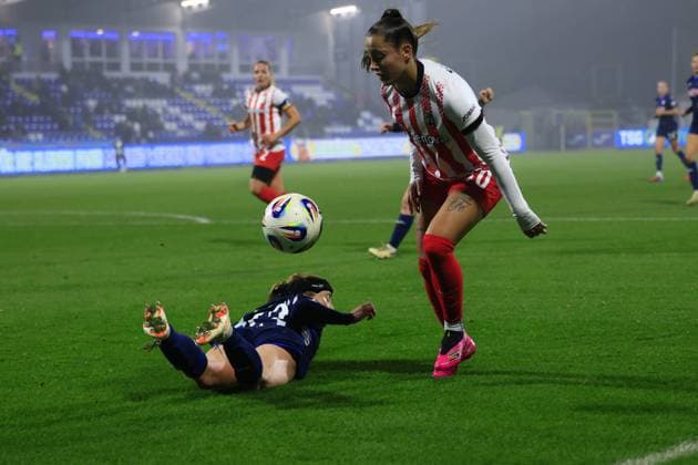 RECORD DATE NOT STATED Selina Vobian (10; SC Freiburg Frauen) im Zweikampf mit Wielle Douma (13; TSG Hoffenheim Frauen) und Nadine Bitzer (30; TSG Hoffenheim Frauen) am Boden GPFBL: TSG Hoffenheim gegen SC Freiburg am 06.11.2025 im Dietmar-Hopp Stadion in Hoffenheim. Intensiver Zweikampf um Ball