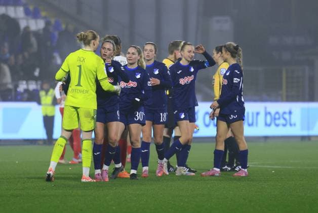 RECORD DATE NOT STATED Jill Janssens (9; TSG Hoffenheim Frauen) im Gespräch mit Laura Dick (1; TSG Hoffenheim Frauen), während Nadine Bitzer (30; TSG Hoffenheim Frauen) und Valesca Ampoorter (18; TSG Hoffenheim Frauen) aufmerksam zuhören, Vanessa Diehm (6; TSG Hoffenheim Frauen) zeigt Konzentration GPFBL: TSG Hoffenheim gegen SC Freiburg am 06.11.2025 im Dietmar-Hopp Stadion in Hoffenheim. Spielerinnen im Gespräch