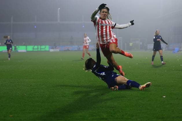 RECORD DATE NOT STATED Leela Egli (20; SC Freiburg Frauen) im Zweikampf mit einer Spielerin von TSG Hoffenheim Frauen auf dem Rasen GPFBL: TSG Hoffenheim gegen SC Freiburg am 06.11.2025 im Dietmar-Hopp Stadion in Hoffenheim. Intensiver Zweikampf im Spiel
