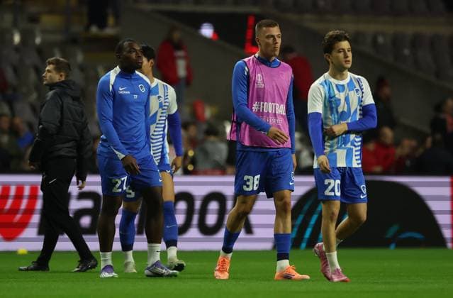 Ido Shahar of Maccabi Tel-Aviv and Konstantinos Karetsas of KRC Genk in warm up before during the UEFA Europe League, Phase League, Matchday 4, between Sporting Club de Braga and KRC Genk at Stadium Municipal of Braga on November 6, 2025 in Braga (Portugal) (Photo by Luis de la Mata SportPix Sipa USA) Braga Stadium Municipal of Braga Braga Portugal Copyright: xLuisxdexlaxMatax xsportPix.org.ux