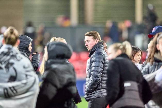 06.11.2025, GER, Frauenfußball, BL, 2025 2026, RB Leipzig - FC Carl Zeiss Jena Jonas Stephan (Cheftrainer, RB Leipzig), nach Abpfiff, im Mannschaftskreis Leipzig Trainingszentrum der Roten Bulle Sachsen Deutschland