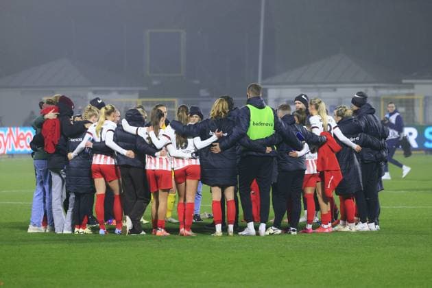 RECORD DATE NOT STATED im Teamkreis nach dem Spiel GPFBL: TSG Hoffenheim gegen SC Freiburg am 06.11.2025 im Dietmar-Hopp Stadion in Hoffenheim. Teamkreis nach Spiel