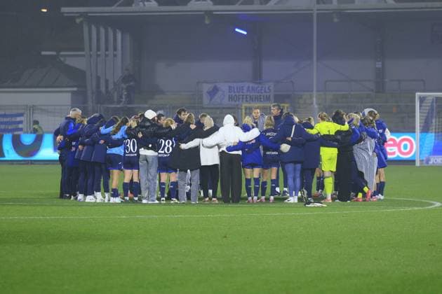 RECORD DATE NOT STATED Sven Kienzle (99; TSG Hoffenheim Frauen) im Teamkreis nach dem Spiel, Laura Dick (1; TSG Hoffenheim Frauen) und Stephan Lerch (99; TSG Hoffenheim Frauen) dabei GPFBL: TSG Hoffenheim gegen SC Freiburg am 06.11.2025 im Dietmar-Hopp Stadion in Hoffenheim. Teamkreis nach Spiel