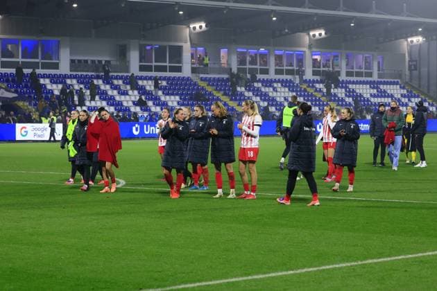 RECORD DATE NOT STATED Greta Stegemann (16; SC Freiburg Frauen), Lisa Karl (2; SC Freiburg Frauen), Nora Scherer (31; SC Freiburg Frauen) und Selina Vobian (10; SC Freiburg Frauen) applaudieren im Vordergrund nach dem Spiel GPFBL: TSG Hoffenheim gegen SC Freiburg am 06.11.2025 im Dietmar-Hopp Stadion in Hoffenheim. Spielerinnen applaudieren nach Spiel