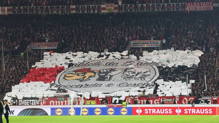 Stuttgart , Fußball UEFA Europa League VfB Stuttgart vs. Feyenoord Rotterdam , Choreo der Stuttgarter Fans