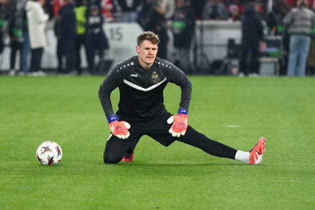 06.11.2025, xmohx, Fussball UEFA Europa League, VfB Stuttgart - Feyernoord Rotterdam v.l. Alexander Nübel (VfB Stuttgart) Warmup warm up Aufwärmen aufwärmen vor dem Spiel (DFL DFB REGULATIONS PROHIBIT ANY USE OF PHOTOGRAPHS as IMAGE SEQUENCES and or QUASI-VIDEO) Stuttgart