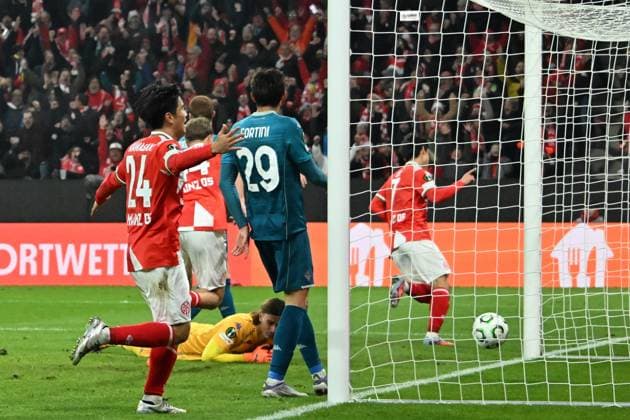 06.11.2025, xsltx, Fussball UEFA Conference League, FSV Mainz 05 - AC Florenz v.l. Torjubel nach dem Tor zum celebrating the goal celebrate 2:1 durch Jae-Sung Lee (FSV Mainz 05) (DFL DFB REGULATIONS PROHIBIT ANY USE OF PHOTOGRAPHS as IMAGE SEQUENCES and or QUASI-VIDEO) Mainz