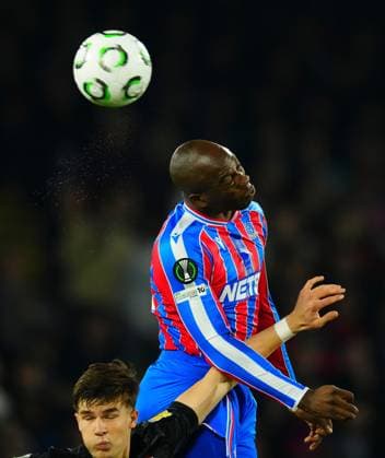 Jean-Philippe Mateta of Crystal Palace heads above Wouter Goes of AZ Alkmaar Crystal Palace v AZ Alkmaar, UEFA Conference League, Group Stage, Football, Selhurst Park, London, UK - 06 Nov 2025London Selhurst Park United Kingdom EDITORIAL USE ONLY No use with unauthorised audio, video, data, fixture lists, club league logos or live services. Online in-match use limited to 120 images, no video emulation. No use in betting, games or single club league player publications. Copyright: xJavierxGarcia Shutterstockx 15642281o