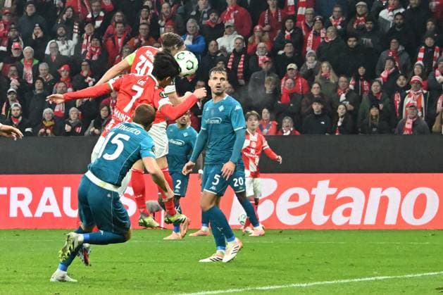 06.11.2025, xsltx, Fussball UEFA Conference League, FSV Mainz 05 - AC Florenz v.l. Jae-Sung Lee (FSV Mainz 05) Torschuetze, erzielt das Tor, Treffer, scores the goal 2:1 (DFL DFB REGULATIONS PROHIBIT ANY USE OF PHOTOGRAPHS as IMAGE SEQUENCES and or QUASI-VIDEO) Mainz