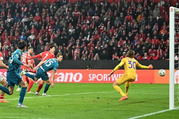 06.11.2025, xsltx, Fussball UEFA Conference League, FSV Mainz 05 - AC Florenz v.l. Jae-Sung Lee (FSV Mainz 05) Torschuetze, erzielt das Tor, Treffer, scores the goal 2:1 (DFL DFB REGULATIONS PROHIBIT ANY USE OF PHOTOGRAPHS as IMAGE SEQUENCES and or QUASI-VIDEO) Mainz