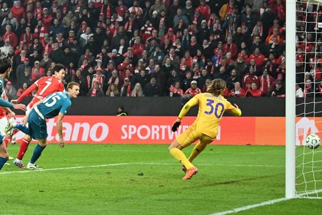 06.11.2025, xsltx, Fussball UEFA Conference League, FSV Mainz 05 - AC Florenz v.l. Jae-Sung Lee (FSV Mainz 05) Torschuetze, erzielt das Tor, Treffer, scores the goal 2:1 (DFL DFB REGULATIONS PROHIBIT ANY USE OF PHOTOGRAPHS as IMAGE SEQUENCES and or QUASI-VIDEO) Mainz