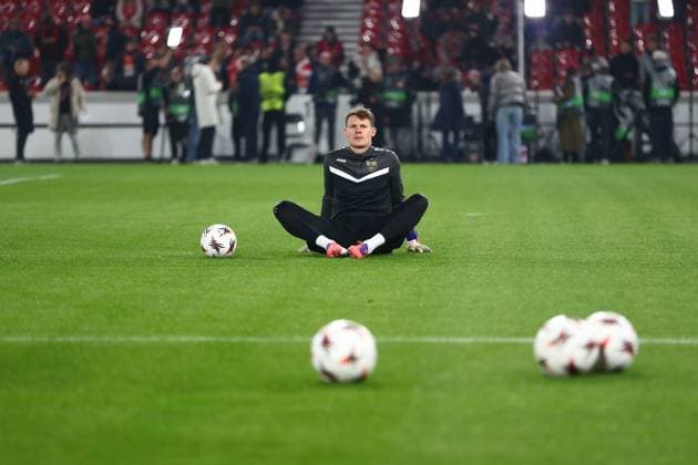 06.11.2025, xmohx, Fussball UEFA Europa League, VfB Stuttgart - Feyernoord Rotterdam v.l. Alexander Nübel (VfB Stuttgart) Warmup warm up Aufwärmen aufwärmen vor dem Spiel (DFL DFB REGULATIONS PROHIBIT ANY USE OF PHOTOGRAPHS as IMAGE SEQUENCES and or QUASI-VIDEO) Stuttgart