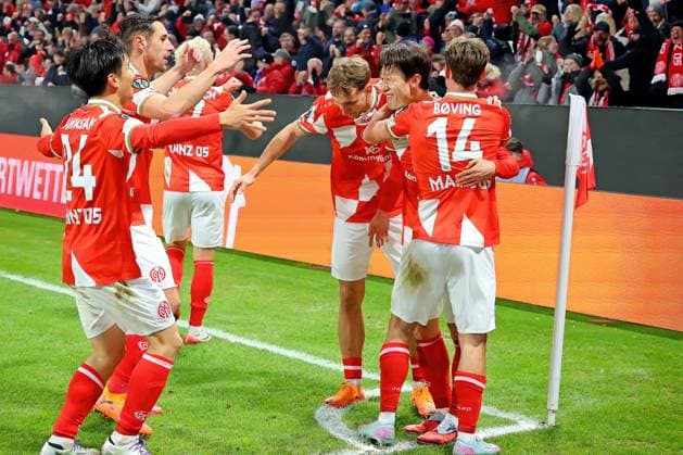 Mainz, Deutschland 06. November 2025: Conference League - 2025 2026 - FSV Mainz 05 vs. AC Florenz Im Bild: Jae-sung Lee (Mainz)(2.v.re.) freut sich über sein Tor zum 2:1. Mewa Arena Rheinland - Pfalz Copyright: xFotostandx xRacochax