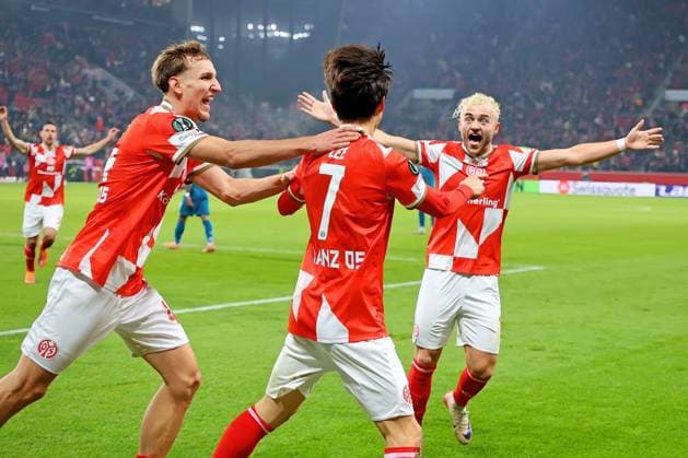 Mainz, Deutschland 06. November 2025: Conference League - 2025 2026 - FSV Mainz 05 vs. AC Florenz Im Bild: v.li. Nelson Weiper (Mainz), Torschütze Jae-sung Lee (Mainz) und Benedikt Hollerbach (Mainz) freuen sich über das Tor zum 2:1. Mewa Arena Rheinland - Pfalz Copyright: xFotostandx xRacochax