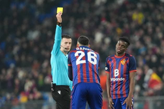 Schweiz: UEFA Europa League 2025 26, FC Basel 1893 vs FCSB Bukarest - St. Jakob-Park, Basel: Adrian Leon Barisic (26 Basel) mit gelber Karte nach Foul gegen Darius Olaru (27 Bukarest) Basel St. Jakob-Park Basel Schweiz Copyright: xKjetilxWaberx