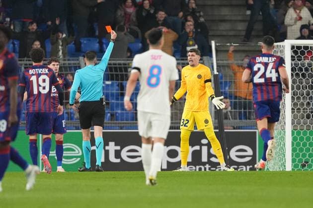 Schweiz: UEFA Europa League 2025 26, FC Basel 1893 vs FCSB Bukarest - St. Jakob-Park, Basel: Torhüter Stefan Tarnovanu (32 Bukarest) bekommt Rot für Handspiel Basel St. Jakob-Park Basel Schweiz Copyright: xKjetilxWaberx