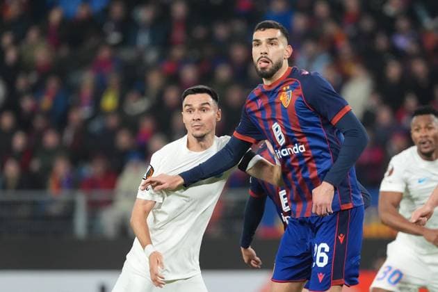 Schweiz: UEFA Europa League 2025 26, FC Basel 1893 vs FCSB Bukarest - St. Jakob-Park, Basel: Adrian Leon Barisic (26 Basel) im Duell mit Adrian Sut (8 Bukarest) Basel St. Jakob-Park Basel Schweiz Copyright: xKjetilxWaberx