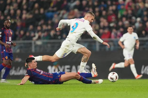 Schweiz: UEFA Europa League 2025 26, FC Basel 1893 vs FCSB Bukarest - St. Jakob-Park, Basel: Flavius Daniliuc (24 Basel) mit einem Foul gegen Daniel Birligea (9 Bukarest) Basel St. Jakob-Park Basel Schweiz Copyright: xKjetilxWaberx