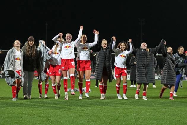 Google Pixel Frauen-Bundesliga, RB Leipzig - FC Carl Zeiss Jena; 06.11.2025 Das Team von RB Leipzig jubelt bei den Fans über den Sieg. Fußball, Google Pixel Frauen-Bundesliga, Saison 2025 2026, 9. Spieltag: RB Leipzig vs. FC Carl Zeiss Jena am 06.11.2025, Trainingszentrum Cottaweg, Leipzig. DFB REGULATIONS PROHIBIT ANY USE OF PHOTOGRAPHS AS IMAGE SEQUENCES AND OR QUASI-VIDEO. Copyright: xBEAUTIFULxSPORTS JanxKaeferx