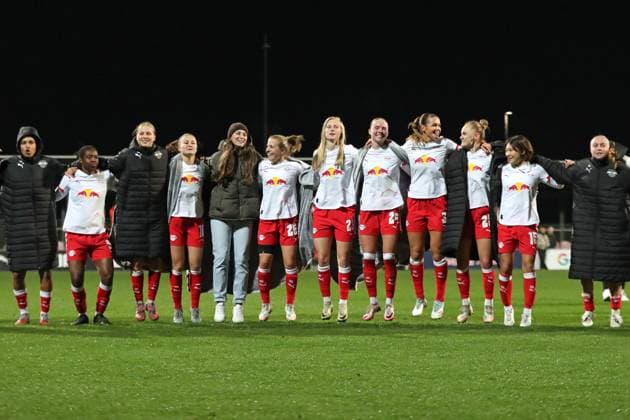 Google Pixel Frauen-Bundesliga, RB Leipzig - FC Carl Zeiss Jena; 06.11.2025 Das Team von RB Leipzig jubelt und hüpft bei den Fans. Fußball, Google Pixel Frauen-Bundesliga, Saison 2025 2026, 9. Spieltag: RB Leipzig vs. FC Carl Zeiss Jena am 06.11.2025, Trainingszentrum Cottaweg, Leipzig. DFB REGULATIONS PROHIBIT ANY USE OF PHOTOGRAPHS AS IMAGE SEQUENCES AND OR QUASI-VIDEO. Copyright: xBEAUTIFULxSPORTS JanxKaeferx