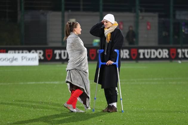 Google Pixel Frauen-Bundesliga, RB Leipzig - FC Carl Zeiss Jena; 06.11.2025 Die verletzte Giovanna Hoffmann (7, RB Leipzig) an Krücken im Gespräch mit Annabel Schasching (16, RB Leipzig). Fußball, Google Pixel Frauen-Bundesliga, Saison 2025 2026, 9. Spieltag: RB Leipzig vs. FC Carl Zeiss Jena am 06.11.2025, Trainingszentrum Cottaweg, Leipzig. DFB REGULATIONS PROHIBIT ANY USE OF PHOTOGRAPHS AS IMAGE SEQUENCES AND OR QUASI-VIDEO. Copyright: xBEAUTIFULxSPORTS JanxKaeferx