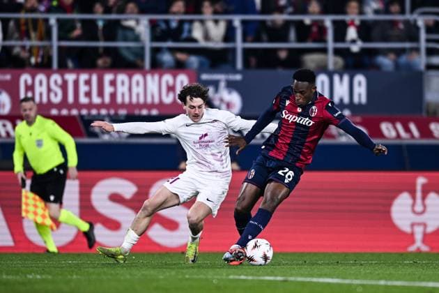 251106 Denzel De Roeve of Brann and Jhon Lucumi of Bologna during the Europa League football match between Bologna and Brann on November 6, 2025 in Bologna. Photo: Image Photo BILDBYRAN kod XY XY0083 fotboll football soccer fotball uefa europa league europa league bologna brann bbeng Copyright: ImagexPhoto BB251106ZY008