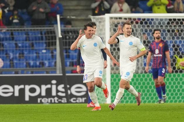 Schweiz: UEFA Europa League 2025 26, FC Basel 1893 vs FCSB Bukarest - St. Jakob-Park, Basel: Darius Olaru (27 Bukarest) jubelt nach seinem tor mit Risto Radunovic (33 Bukarest) Basel St. Jakob-Park Basel Schweiz Copyright: xKjetilxWaberx