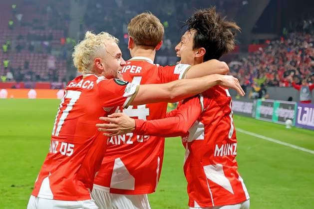 Mainz, Deutschland 06. November 2025: Conference League - 2025 2026 - FSV Mainz 05 vs. AC Florenz Im Bild: v.li. Benedikt Hollerbach (Mainz), Nelson Weiper (Mainz) und Torschütze Jae-sung Lee (Mainz) freuen sich über das Tor zum 2:1. Mewa Arena Rheinland - Pfalz Copyright: xFotostandx xRacochax