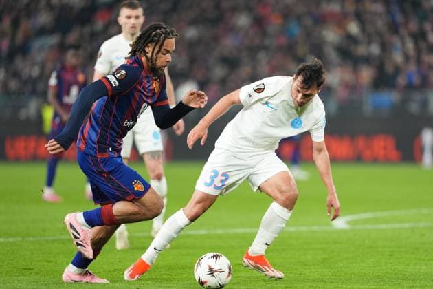 Schweiz: UEFA Europa League 2025 26, FC Basel 1893 vs FCSB Bukarest - St. Jakob-Park, Basel: Juri Cisotti (28 Bukarest) im Duell mit Marin Soticek (19 Basel) Basel St. Jakob-Park Basel Schweiz Copyright: xKjetilxWaberx