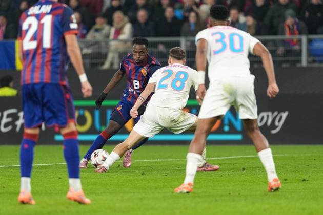 Schweiz: UEFA Europa League 2025 26, FC Basel 1893 vs FCSB Bukarest - St. Jakob-Park, Basel: Philip Otele (7 Basel) im Duell mit Juri Cisotti (28 Bukarest) Basel St. Jakob-Park Basel Schweiz Copyright: xKjetilxWaberx