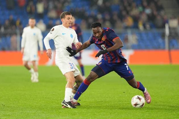 Schweiz: UEFA Europa League 2025 26, FC Basel 1893 vs FCSB Bukarest - St. Jakob-Park, Basel: Philip Otele (7 Basel) im Duell mit Octavian Popescu (37 Bukarest) Basel St. Jakob-Park Basel Schweiz Copyright: xKjetilxWaberx