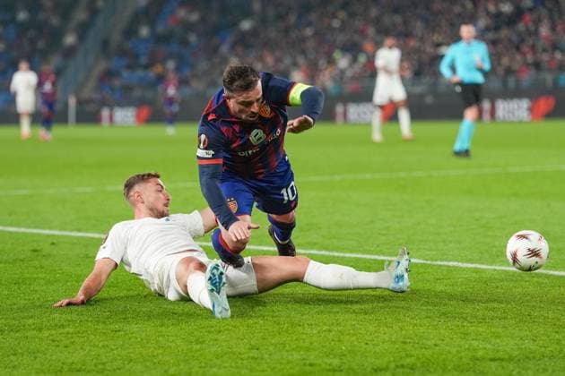 Schweiz: UEFA Europa League 2025 26, FC Basel 1893 vs FCSB Bukarest - St. Jakob-Park, Basel: Darius Olaru (27 Bukarest) mit einem Foul gegen Xherdan Shaqiri (10 Basel) Basel St. Jakob-Park Basel Schweiz Copyright: xKjetilxWaberx